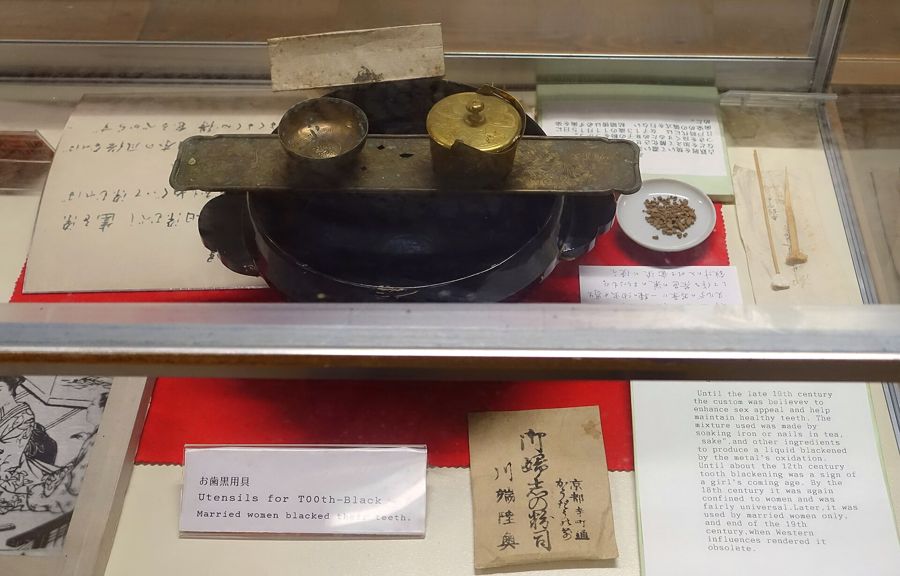 Fogfeketeítő eszközök a Hirata Néprajzi Múzeumban, Japán.